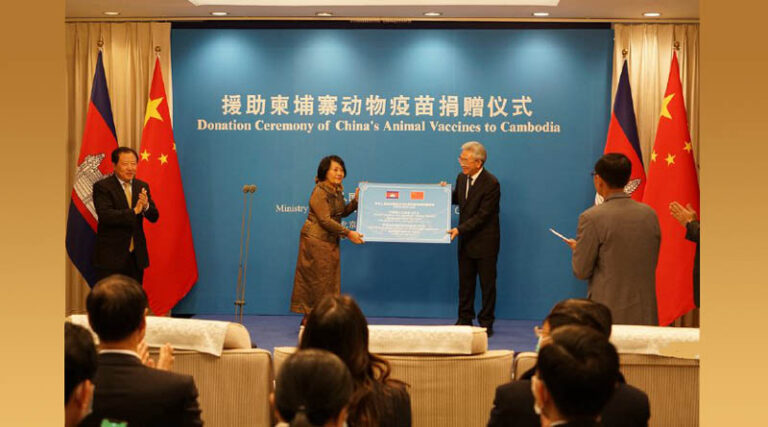 China Donates 200,000 Doses of Cattle Vaccines to Cambodia