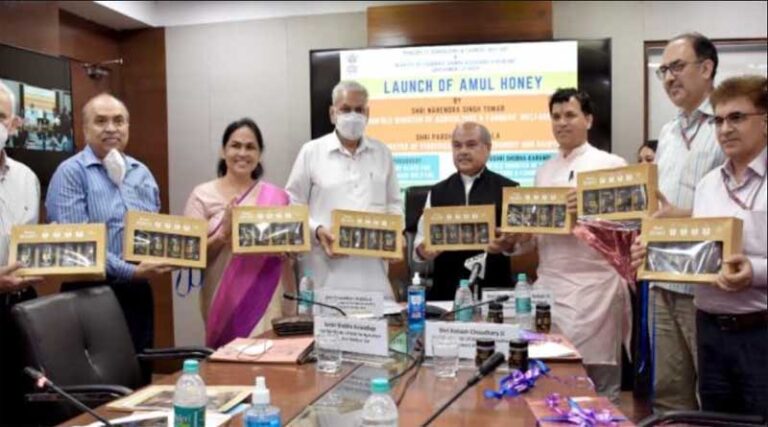 Union Minister Mr. Narendra Singh Tomar launches 'Amul Honey'