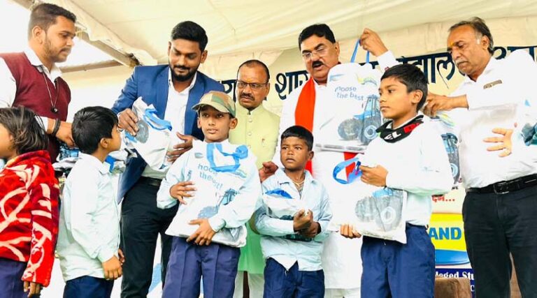 New Holland Agriculture supports schoolchildren in Madhya Pradesh with notebooks