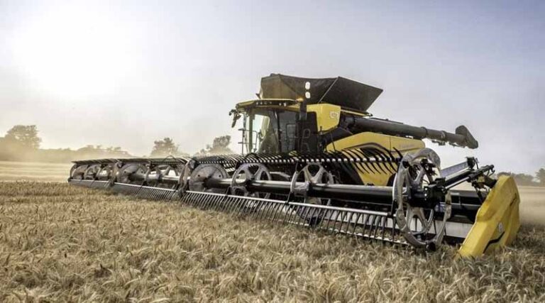 New Holland CR11 and T7.270 Methane Power CNG win Farm Machine Award 2024