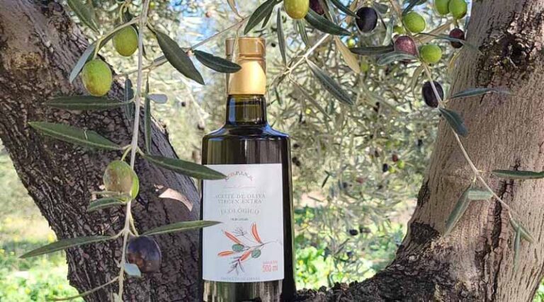 Seipasa collaborates with Acopinb in the production of its organic olive oil for charity