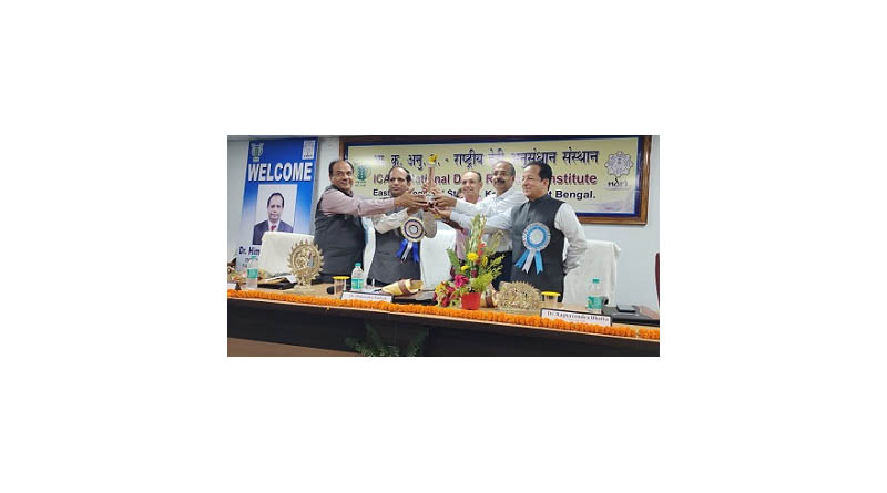 Secretary (DARE) and Director General (ICAR) inaugurate the voyage of the ICAR-KVK Golden Jubilee Torch in Zone-V