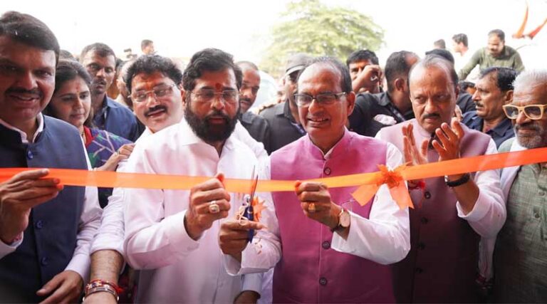 Maharashtra Farmers Raise Issue of Due Crop Insurance Claim With Shivraj Singh Chouhan