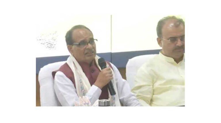 Union Minister Shri Shivraj Singh Chouhan holds discussions with farmers today in Patna