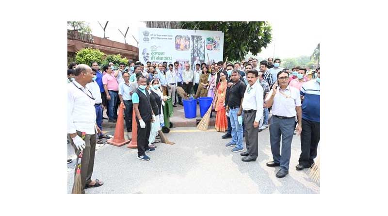Secretary, Dr. Devesh Chaturvedi Participates Enthusiastically in “swachhata Hi Seva- 2024” Mass Cleanliness Drive Today Around Krishi Bhawan, New Delhi