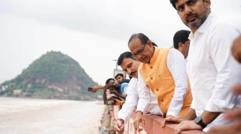 Shivraj Singh Chouhan Visits Flood-Affected Areas in Vijayawada and Andhra Pradesh; 1.8 lakh hectares of 2 Lakh Farmers Affected
