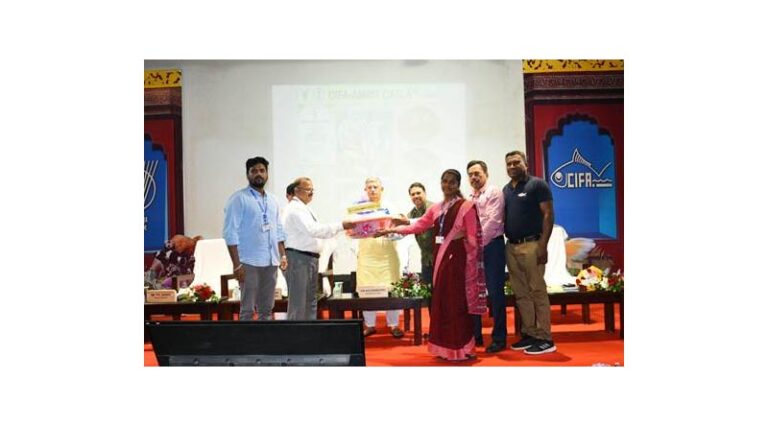 Union Minister Mr. Rajiv Ranjan Singh releases the "Amrit Catla" at ICAR-CIFA, Bhubaneswar