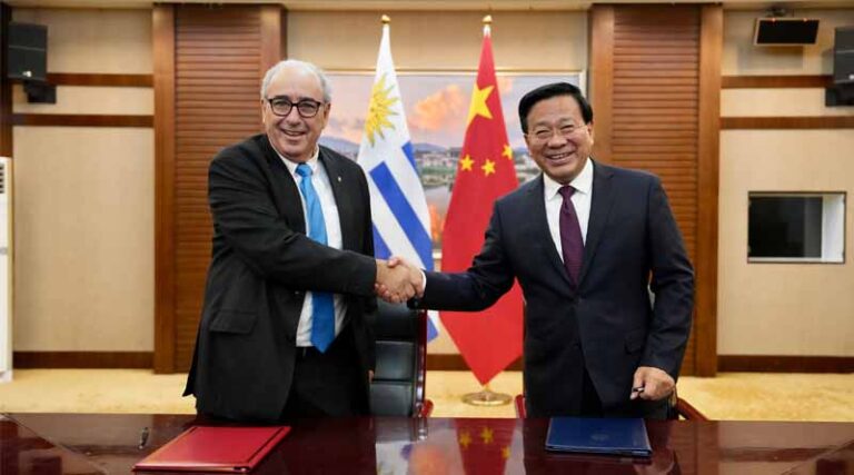 Minister Han Jun Meets with Uruguayan Minister of Livestock, Agriculture, and Fisheries