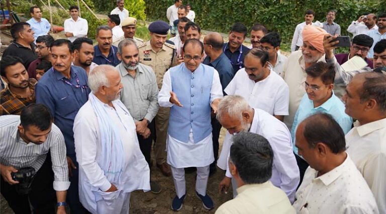Shivraj Singh Chouhan Walks into Fields, Talks Directly with Farmers