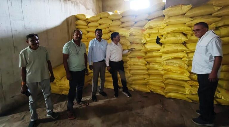 Strong Action in Chhattisgarh Against Fertilizer and Seed Black Marketing: Notices Issued to 3 Dealers, License Suspended for One
