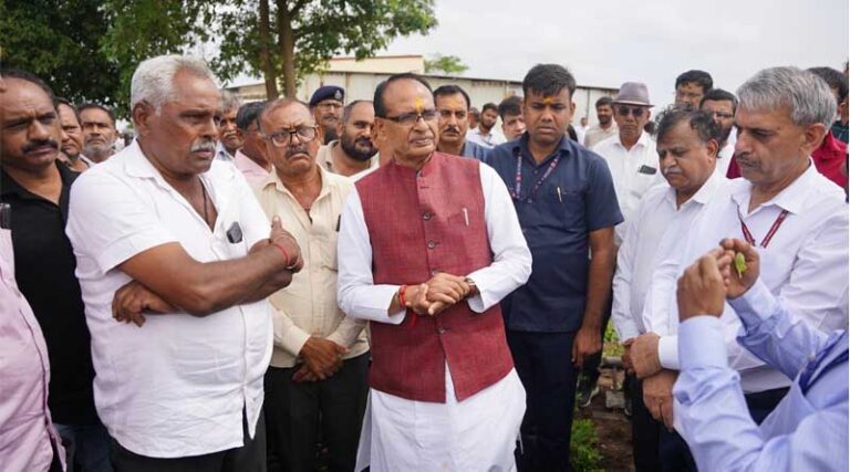 Union Agriculture Minister Mr. Shivraj Singh Chouhan Meets Farmers At The Groundnut Fields Of Gujarat