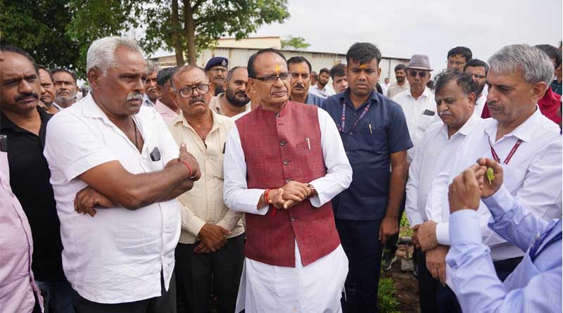Union Agriculture Minister Mr. Shivraj Singh Chouhan Meets Farmers At The Groundnut Fields Of Gujarat