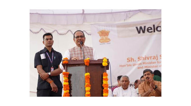 Mr. Shivraj Singh Chouhan Visits Flood-affected Border Village Of Badyal Brahmana In Rs Pura, Jammu; Also Visits Farm Lands To Assess Damage To Crops