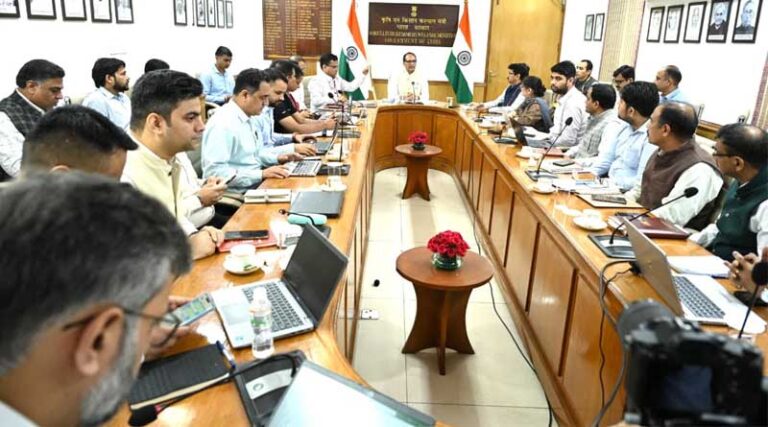 Shivraj Singh Chouhan Orders Nationwide Probe After Farmers Receive ₹1 Crop Insurance Claims