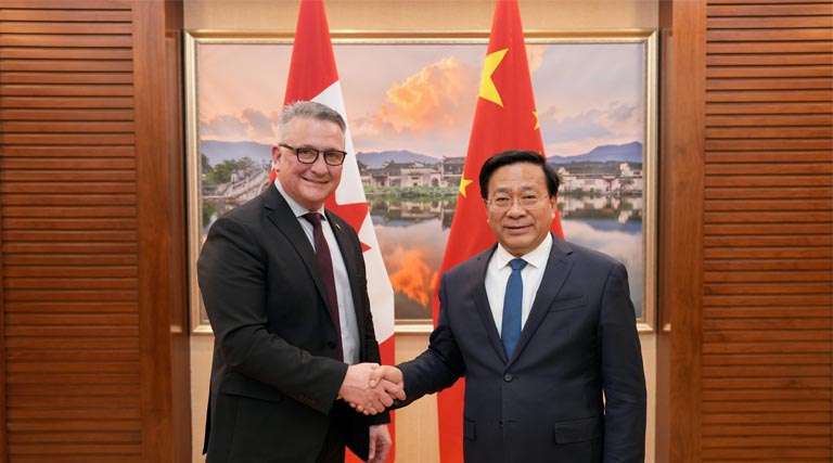 Minister Han Jun Meets with Canadian Agricultural Minister