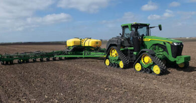 John Deere Expands Enhanced Operator Experience Across MY27 8 Series (250-410 hp) Tractor Lineup