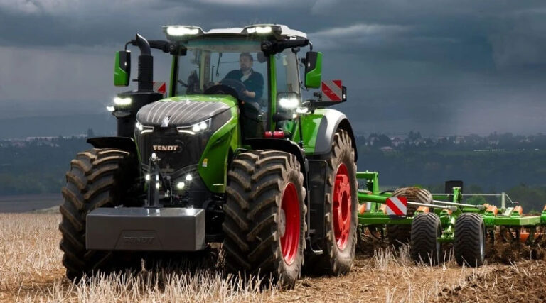 Fendt 1000 Vario Gen4 — 550 hp and the Largest Standard Tractor on the Market
