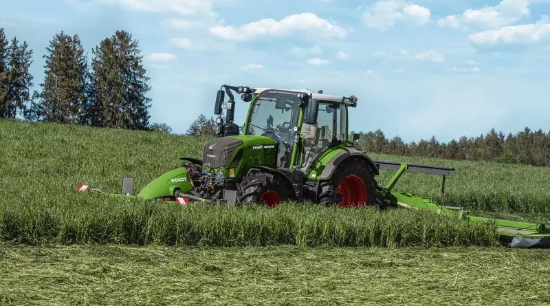 Fendt 300 Vario Gen4 — Up to 152 hp with the FendtONE Dual-Display Workstation