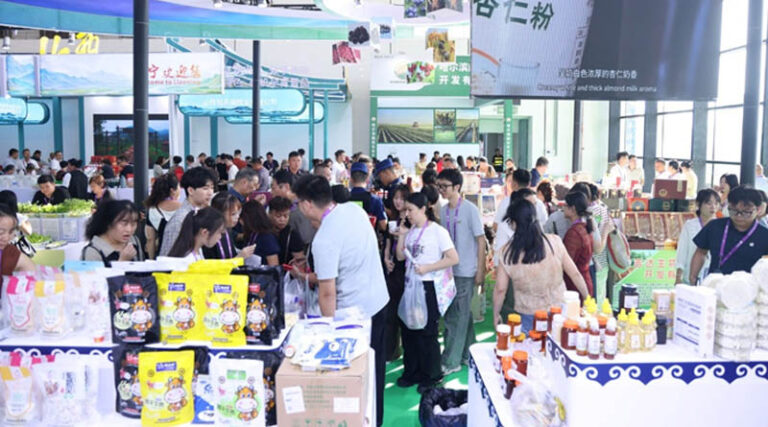 China–ASEAN Expo Agriculture Exhibition Area Draws Strong Interest from Chinese and International Officials