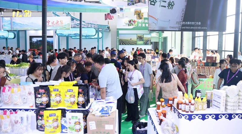 China–ASEAN Expo Agriculture Exhibition Area Draws Strong Interest from Chinese and International Officials