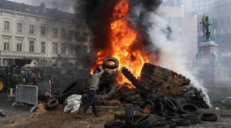 EU Farmers Block Roads as Fuel Costs Outrun Falling Crop Prices