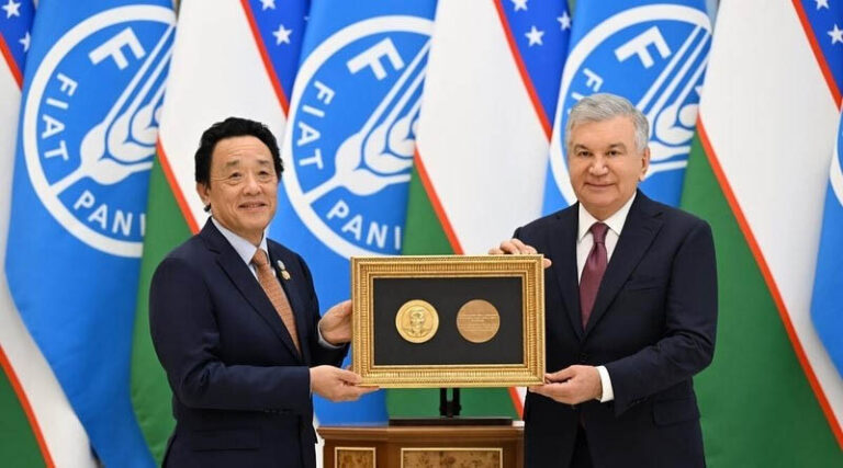FAO Director-General honours Uzbekistan’s President with prize during visit to Tashkent